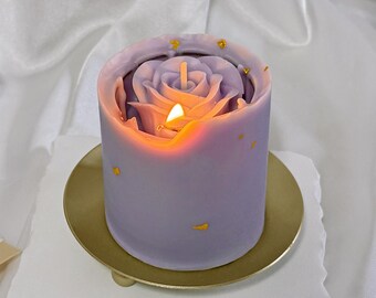 Candela profumata alla lavanda e rosa nascosta, con decorazioni a scaglie dorate e fragranza rilassante per la casa.