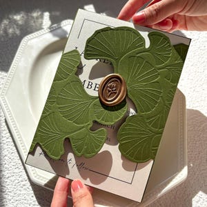 Ginkgo blad lakzegel huwelijksuitnodiging | Luxe botanische uitnodiging met reliëf