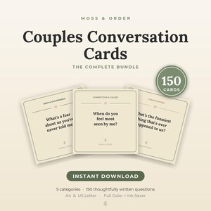 Peut inclure: Ensemble complet de cartes de conversation pour couples Moss & Order comprenant 150 cartes. Trois cartes carr&eacute;es cr&egrave;me affichent des questions sous les titres Deep & Vulnerable, Connection & Values et Fun & Playful avec un petit logo feuille.