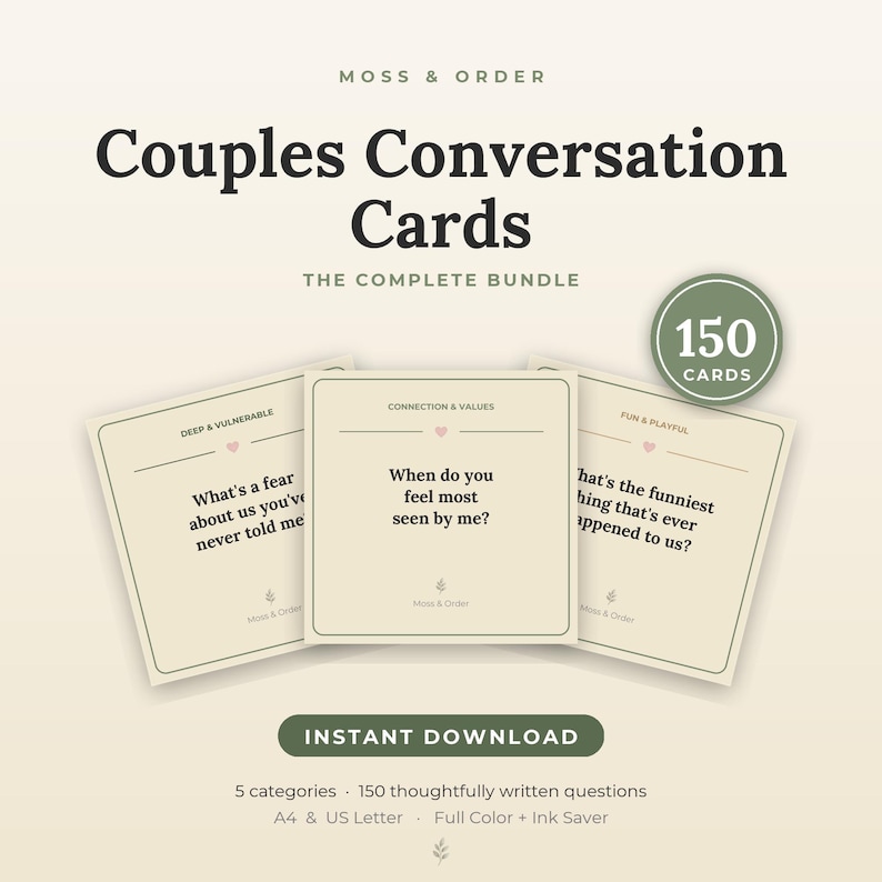 Peut inclure: Ensemble complet de cartes de conversation pour couples Moss & Order comprenant 150 cartes. Trois cartes carr&eacute;es cr&egrave;me affichent des questions sous les titres Deep & Vulnerable, Connection & Values et Fun & Playful avec un petit logo feuille.
