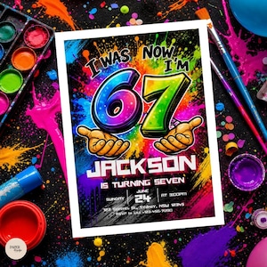 Op de afbeelding: Een rechthoekige verjaardagsuitnodigingskaart met een achtergrond van verfspatten in neonkleuren. De tekst luidt I WAS NOW I'M 67, JACKSON IS TURNING SEVEN, SUNDAY JUNE 24 AT 3:00PM, 123 SEVENTH ST, SYDNEY, NSW 12345, RSVP TO USA +123-456-7890.