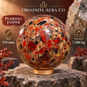 Puede incluir: Una escultura esférica de jaspe pudín con un mosaico de fragmentos rojos, negros y bronceados. El texto dice Orgonite Aura Co y Pudding Jasper. Mide 170 mm, pesa 7,200 kg y descansa sobre una pequeña base de madera.