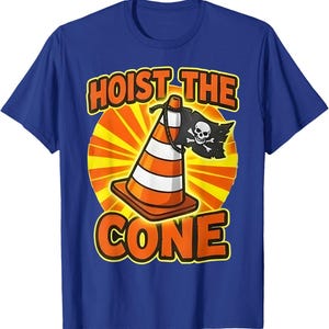 Pu&ograve; includere: T-shirt blu con una grafica raffigurante un cono stradale arancione e bianco con una bandiera pirata e le parole "HOIST THE CONE" e "CONE" in lettere arancioni.