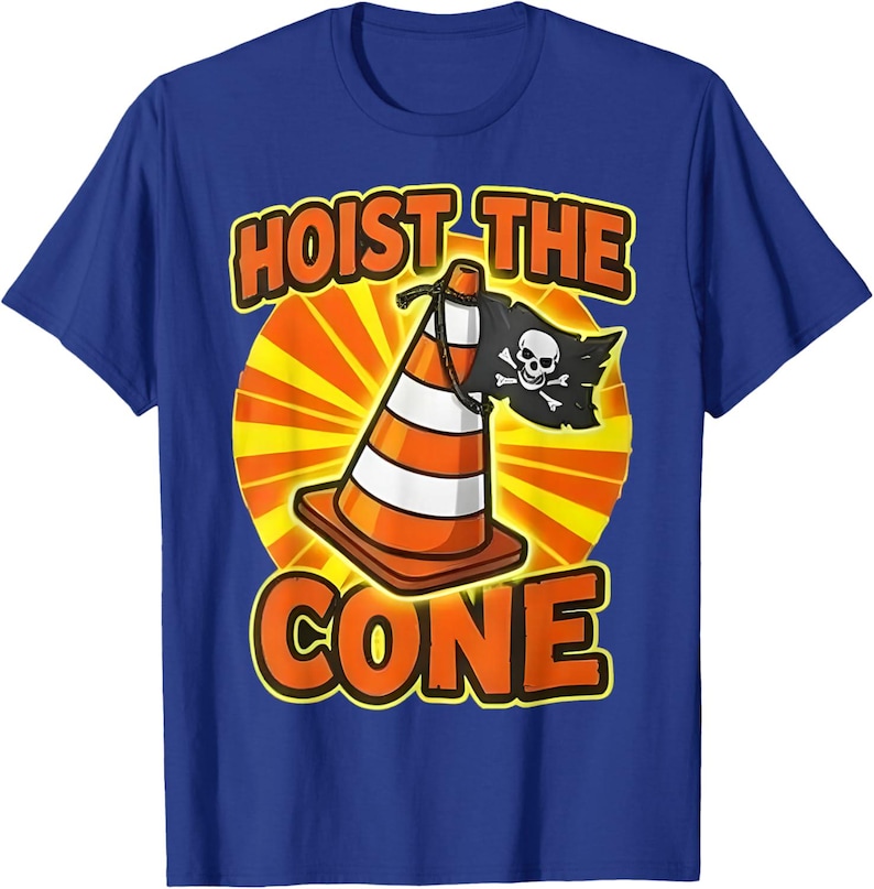 Pu&ograve; includere: T-shirt blu con una grafica raffigurante un cono stradale arancione e bianco con una bandiera pirata e le parole "HOIST THE CONE" e "CONE" in lettere arancioni.