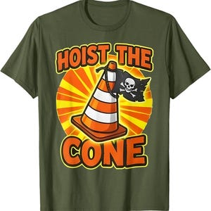 Pu&ograve; includere: T-shirt verde oliva con una grafica raffigurante un cono stradale con una bandiera pirata e le parole "HOIST THE CONE" e "CONE" in arancione e giallo.