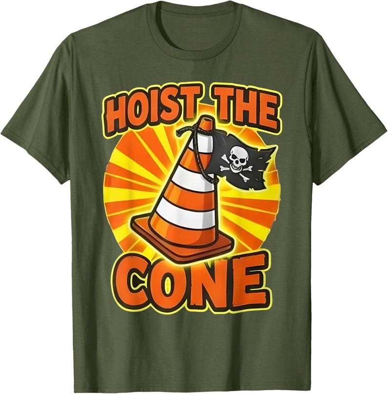 Pu&ograve; includere: T-shirt verde oliva con una grafica raffigurante un cono stradale con una bandiera pirata e le parole "HOIST THE CONE" e "CONE" in arancione e giallo.