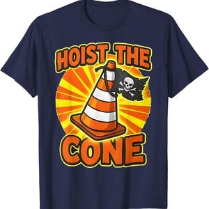 Pu&ograve; includere: T-shirt blu navy con grafica di un cono stradale con bandiera pirata e le parole "HOIST THE CONE" e "CONE" in arancione. Il cono ha strisce bianche e arancioni, e la bandiera presenta un teschio.