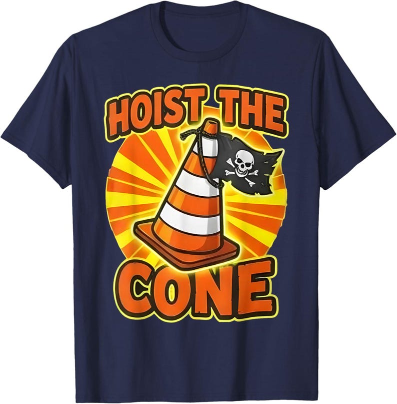 Pu&ograve; includere: T-shirt blu navy con grafica di un cono stradale con bandiera pirata e le parole "HOIST THE CONE" e "CONE" in arancione. Il cono ha strisce bianche e arancioni, e la bandiera presenta un teschio.