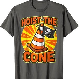 Pu&ograve; includere: T-shirt grigio scuro con una grafica che presenta un cono stradale arancione e bianco con una bandiera pirata. Il testo "HOIST THE CONE" &egrave; arancione, bordato di giallo.
