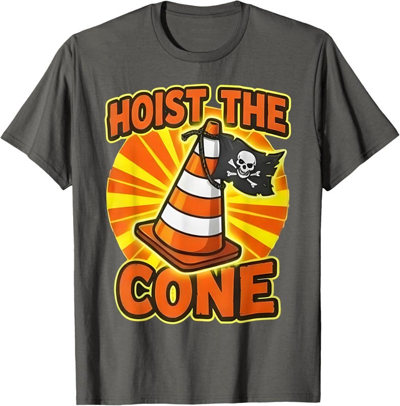 Pu&ograve; includere: T-shirt grigio scuro con una grafica che presenta un cono stradale arancione e bianco con una bandiera pirata. Il testo "HOIST THE CONE" &egrave; arancione, bordato di giallo.