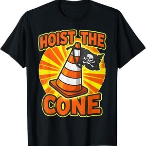 Pu&ograve; includere: T-shirt nera con una grafica raffigurante un cono arancione e bianco con una bandiera pirata. Il testo "HOIST THE CONE" &egrave; visualizzato sopra e sotto il cono in lettere arancioni.