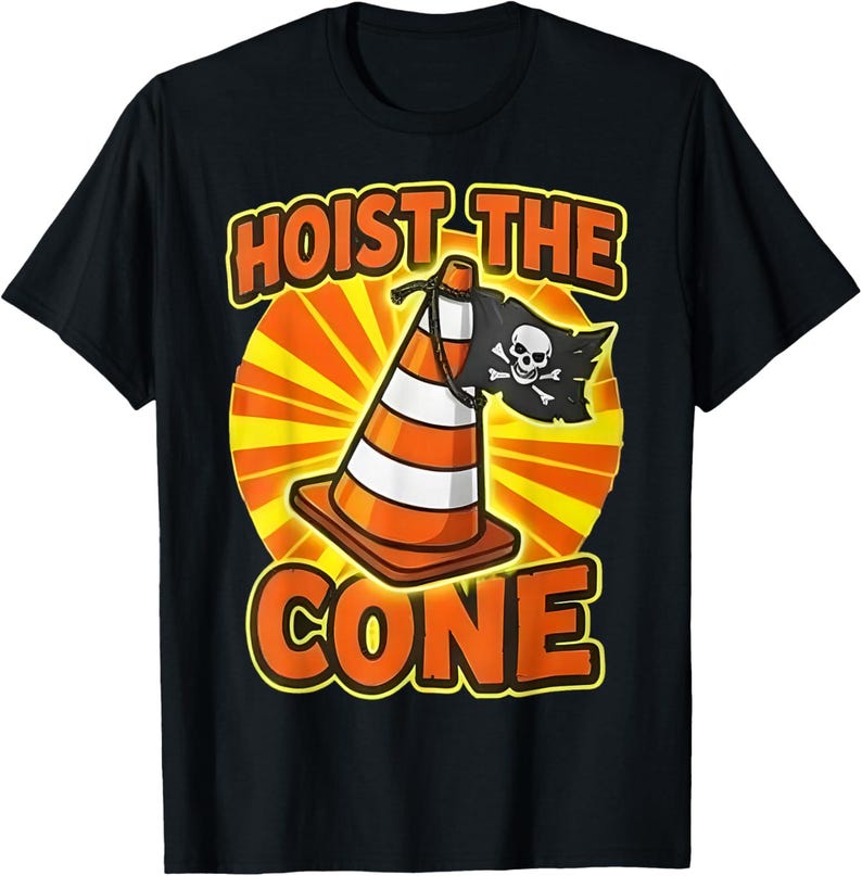 Pu&ograve; includere: T-shirt nera con una grafica raffigurante un cono arancione e bianco con una bandiera pirata. Il testo "HOIST THE CONE" &egrave; visualizzato sopra e sotto il cono in lettere arancioni.