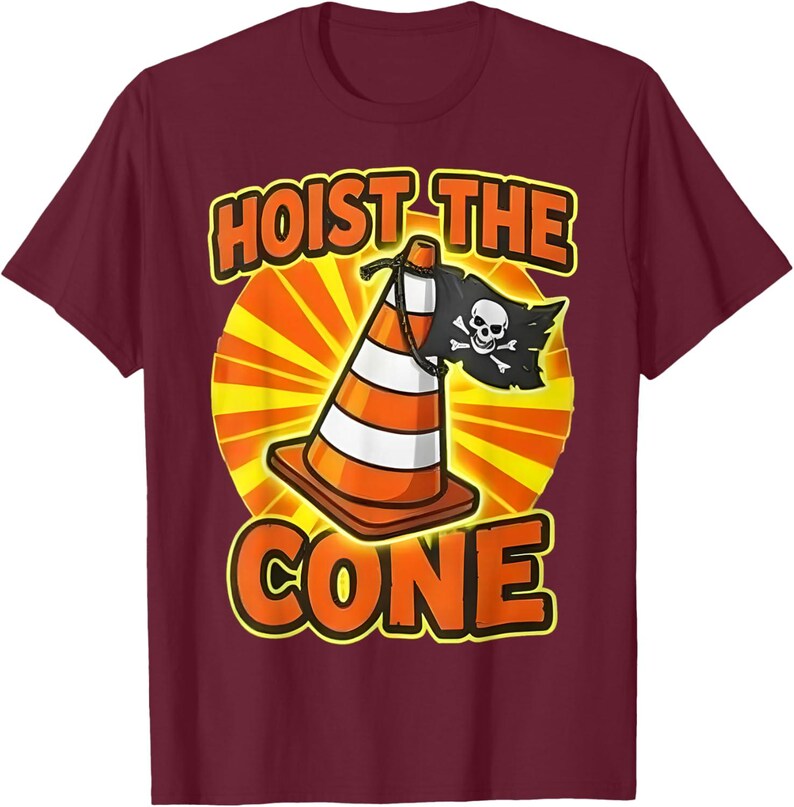 Pu&ograve; includere: T-shirt bordeaux con grafica di un cono stradale con bandiera pirata e le scritte "HOIST THE CONE" e "CONE" in arancione e giallo. Il cono ha strisce bianche e arancioni.