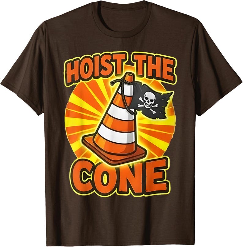 Pu&ograve; includere: T-shirt marrone con grafica di un cono arancione e bianco con bandiera pirata. Il testo "HOIST THE CONE" e "CONE" &egrave; arancione, bordato di giallo.