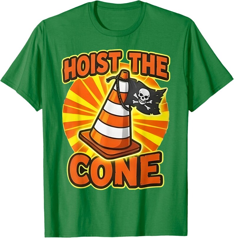 Pu&ograve; includere: T-shirt verde con una grafica a tema pirata di un cono stradale. Il cono &egrave; arancione e bianco, con una bandiera pirata nera. Il testo "HOIST THE CONE" &egrave; sopra il cono e "CONE" sotto.