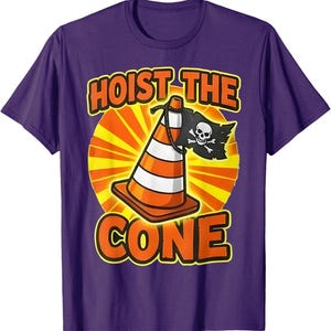 Pu&ograve; includere: T-shirt viola con una grafica raffigurante un cono arancione e bianco con una bandiera pirata e le parole "HOIST THE CONE" e "CONE" in lettere arancioni.