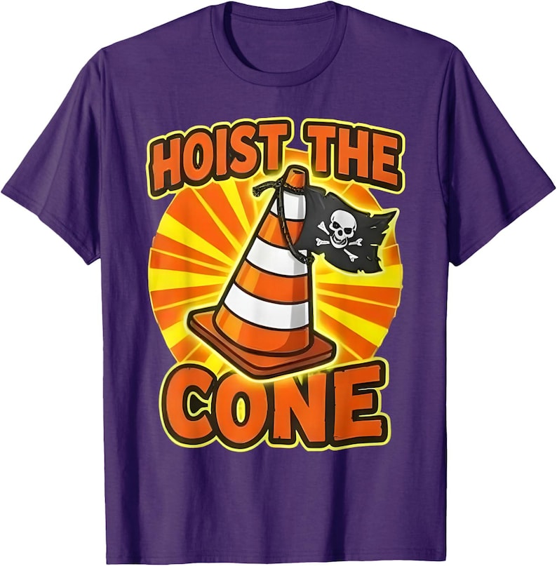 Pu&ograve; includere: T-shirt viola con una grafica raffigurante un cono arancione e bianco con una bandiera pirata e le parole "HOIST THE CONE" e "CONE" in lettere arancioni.
