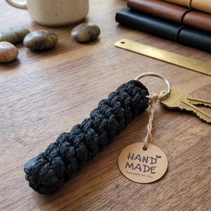 Handmade Black Macrame Keychain Bold Hand Knotted Keyring Stoer Zwarte Sleutelhanger Boho Bag Charm Minimalist Key Accessory Gift for Him He