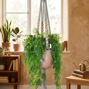 Suspension pour plantes en macramé fait main, en coton gris avec perles de bois - Décoration murale bohème - Pièce unique faite main