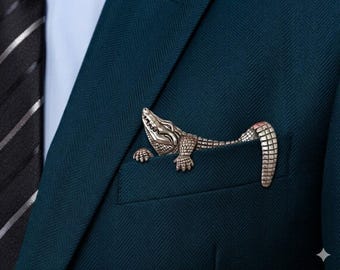 Zilveren alligator pochet – reversspeld krokodil voor kostuums