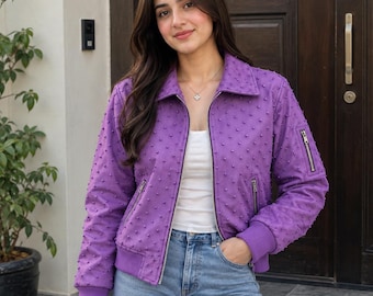 Lila Lederjacke mit Straußenprägung für Damen, Bikerjacke mit Nieten, strukturierte Moto-Bomberjacke, Vintage-Streetwear-Mantel, verzollt in den USA
