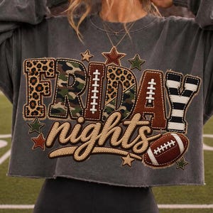 Fútbol de los viernes por la noche PNG, diseño de letras para parche de tela, camiseta de camuflaje leopardo para el día del partido, sublimación de la temporada de fútbol, descarga digital
