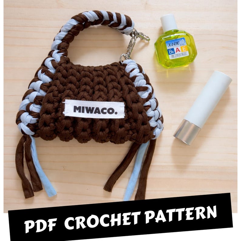 Op de afbeelding: Een bruine en lichtblauwe gehaakte tas met een gevlochten handvat en de tekst "MIWACO." Een klein flesje oogdruppels en een witte tube met een zilveren dop zijn ook zichtbaar. De tekst "PDF CROCHET PATTERN" is ook aanwezig.