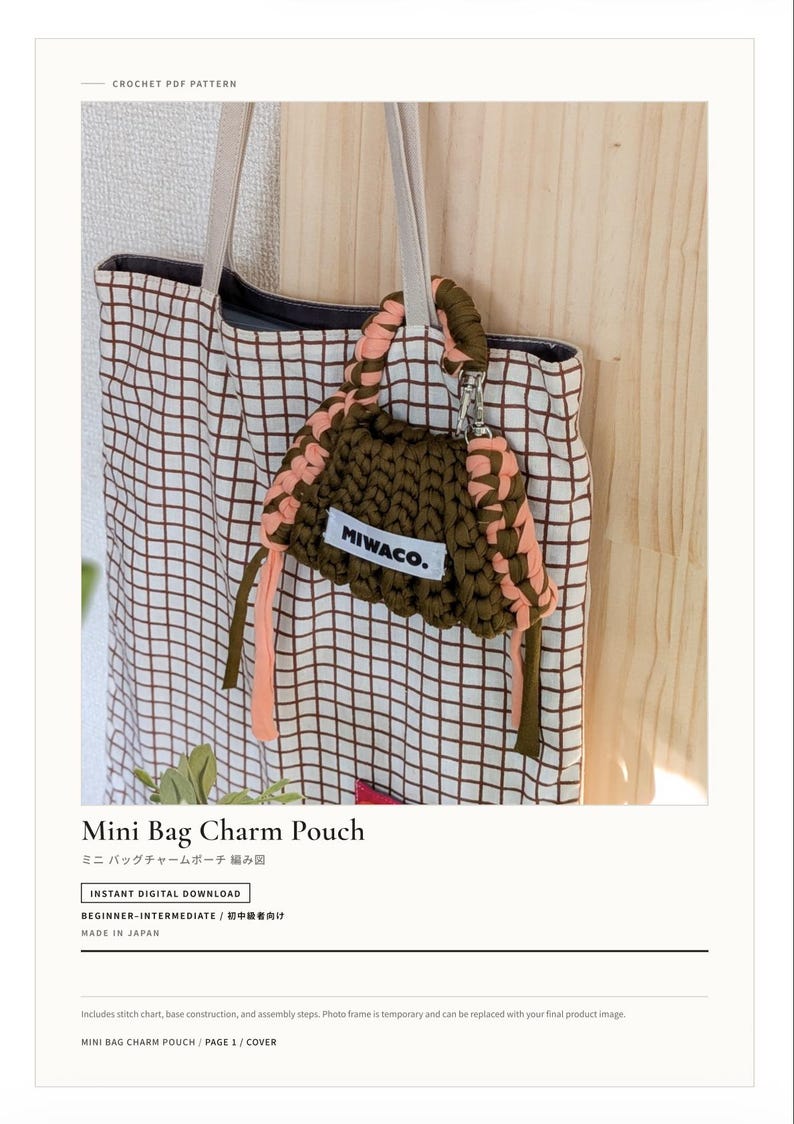 Op de afbeelding: Een gehaakte mini-tasbedel in olijfgroen en perzik, bevestigd aan een totebag met een rasterpatroon. De tas heeft de tekst "MIWACO." De afbeelding is een digitaal downloadpatroon voor beginners tot gevorderden.