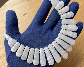 Set di collana e orecchini con calcite rosa reattiva ai raggi UV – Gioielli vistosi con pietre preziose a fascia