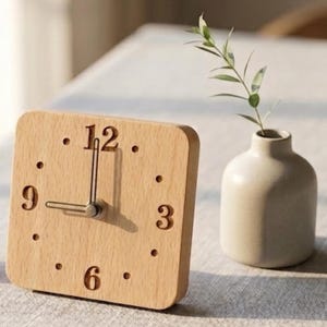 Reloj de escritorio de madera de nogal hecho a mano; pequeño reloj de escritorio cuadrado minimalista para decoración de oficina.