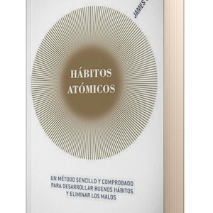 Puede incluir: Un libro de tapa dura titulado "Hábitos Atómicos" con una cubierta blanca que presenta un diseño radial dorado. El nombre del autor, James Clear, está impreso verticalmente. El título del libro está en español.