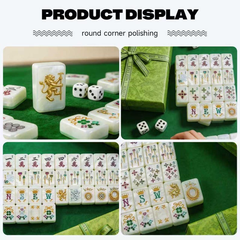 Op de afbeelding: Een set witte mahjongtegels met een parelmoer afwerking en afgeronde hoeken. De tegels zijn voorzien van goudkleurige reli&euml;fleeuwen, kleurrijke bloemmotieven en diverse symbolen, waaronder letters en cijfers. Twee witte dobbelstenen zijn inbegrepen.