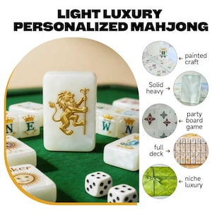Op de afbeelding: Een set witte mahjongtegels met gouden leeuwemblemen en diverse kleurrijke symbolen. De tekst LIGHT LUXURY PERSONALIZED MAHJONG staat bovenaan. Kleinere ronde afbeeldingen tonen details zoals beschilderd handwerk, massieve tegels, een volledig spel en een groene geschenkdoos.