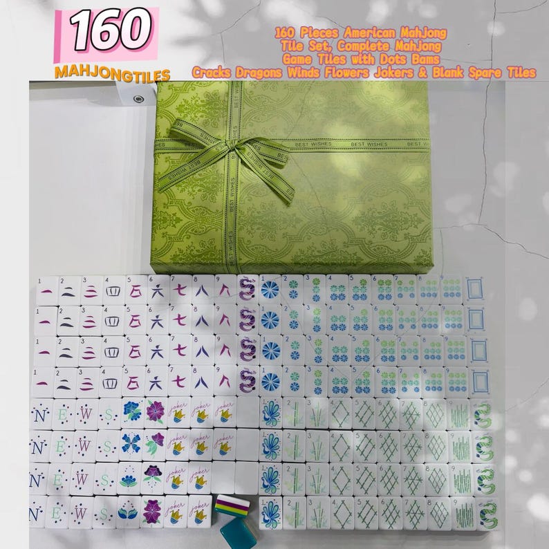 Puede incluir: Un juego de 160 fichas de Mahjong americano que incluye puntos, bamb&uacute;es, caracteres, dragones, vientos, flores, comodines y fichas en blanco. Incluye una caja de almacenamiento verde con estampado y cinta, adem&aacute;s de fichas blancas con s&iacute;mbolos.