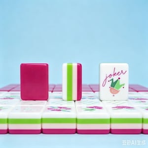 Puede incluir: Un conjunto de fichas de mahjong rectangulares con un dise&ntilde;o en capas blanco, verde y rosa. Una ficha es rosa s&oacute;lido, una tiene rayas verticales verdes y blancas, y otra presenta un gr&aacute;fico de un sombrero de buf&oacute;n con la palabra joker en cursiva.