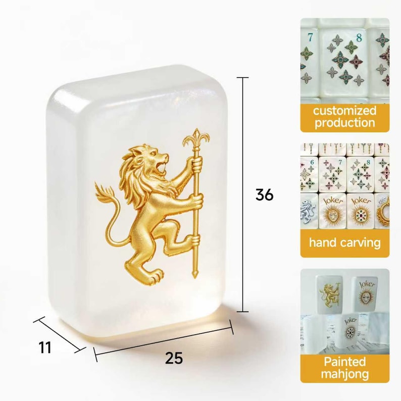 Op de afbeelding: Een witte mahjongtegel met een gouden leeuw die een staf vasthoudt. De tegel heeft afmetingen van 25 mm bij 36 mm bij 11 mm. Extra panelen tonen aangepaste productie, handwerk en beschilderde mahjongtegels met diverse ontwerpen.
