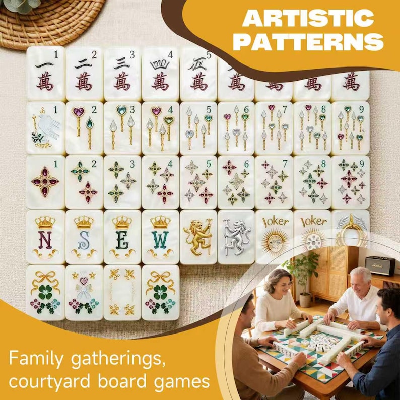 Op de afbeelding: Een set witte rechthoekige mahjongtegels met kleurrijke illustraties van cijfers, symbolen, kronen, leeuwen en het woord Joker. De tegels zijn in een raster gerangschikt en tonen diverse ontwerpen, waaronder bloemmotieven en sierlijke iconen.