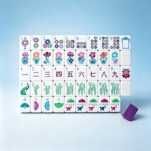 Pu&ograve; includere: Un set di tessere rettangolari bianche da mahjong disposte a griglia, con illustrazioni colorate di fiori, bamb&ugrave;, pavoni, ventagli e scimmie con ombrelli. Le tessere includono i numeri 1-9, caratteri cinesi e la scritta JOKER.