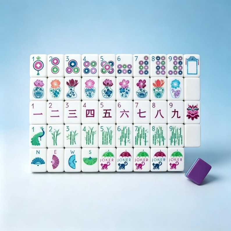 Pu&ograve; includere: Un set di tessere rettangolari bianche da mahjong disposte a griglia, con illustrazioni colorate di fiori, bamb&ugrave;, pavoni, ventagli e scimmie con ombrelli. Le tessere includono i numeri 1-9, caratteri cinesi e la scritta JOKER.