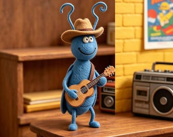 Statuetta di scarafaggio musicista in feltro realizzata a mano, scarafaggio cowboy blu con chitarra, scultura stravagante in lana