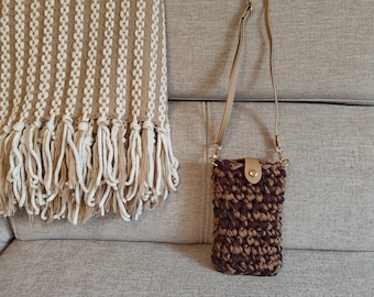 Bolso para teléfono de ganchillo hecho a mano – Elegante bandolera de verano con correa, perfecto para festivales, viajes y uso diario.