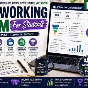 Op de afbeelding: Een Excel-sjabloon voor netwerk-CRM voor studenten op een laptopscherm, met een dashboard met grafieken, contactlijsten en evenementtrackers. Inclusief een notitieboek met pen, een donkerblauwe mok en een student career CRM-badge.