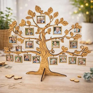 Peut inclure: Un présentoir photo en forme d'arbre généalogique en bois clair. L'arbre est orné de nombreux petits cadres photo suspendus à ses branches. Les cadres contiennent des photos de famille, créant un élément de décoration personnalisé.