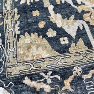 Handknuten ullmatta djup marinblå och beige traditionell Oushak-mönster handgjord orientalisk matta för vardagsrums- och sovrumsinredning