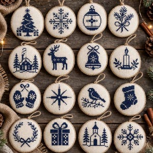 Könnte beinhalten: Ein Set aus sechzehn runden, beigen Stoffornamenten mit dunkelblauen Kreuzstichmotiven zu Weihnachten, darunter Bäume, Schneeflocken, Rentiere, Glocken, Kerzen, Fäustlinge, Vögel, Socken, Kränze, Geschenke und Kirchen, jeweils mit einer Juteschlaufe.