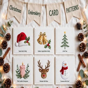 Puede incluir: Seis tarjetas blancas con patrones de bordado navideño: un gorro de Papá Noel rojo con acebo, cascabeles dorados, un árbol de Navidad verde, una vela rosa con follaje, una cabeza de reno y un muñeco de nieve con bufanda roja bajo un cartel de Navidad.