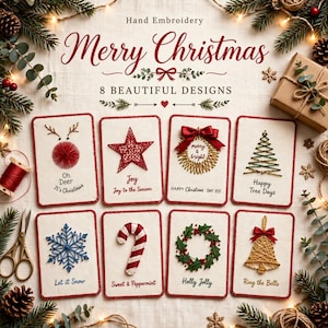 Puede incluir: Ocho tarjetas rectangulares de tela con diseños bordados a mano para Navidad. Cada tarjeta muestra un motivo único que incluye un reno, estrella, corona, árbol, copo de nieve, bastón de caramelo, acebo y campana, junto con textos festivos.