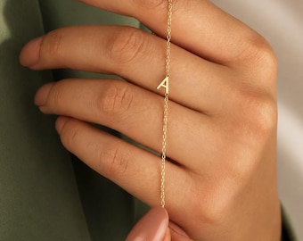 Armband van 18 karaats goud met initialen, minimalistische armband met letterbedeltjes, een elegant gepersonaliseerd cadeau voor haar.