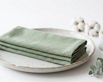 Stonewashed saliegroene katoenen stoffen servetten, stonewashed omzoomde randen, bruilofttafellinnen