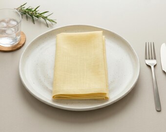 Servilletas de tela de algodón color amarillo pastel, con bordes rematados con efecto lavado a la piedra, mantelería para bodas.
